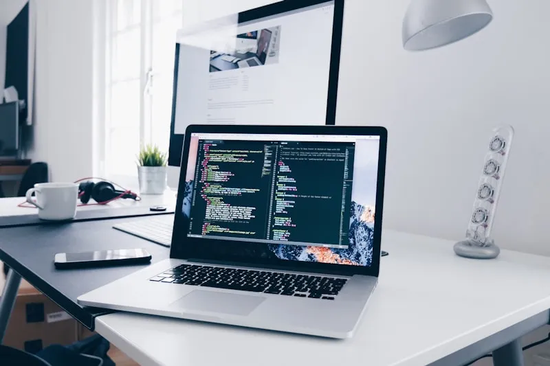 Développeur web travaillant sur un projet de site à Genève