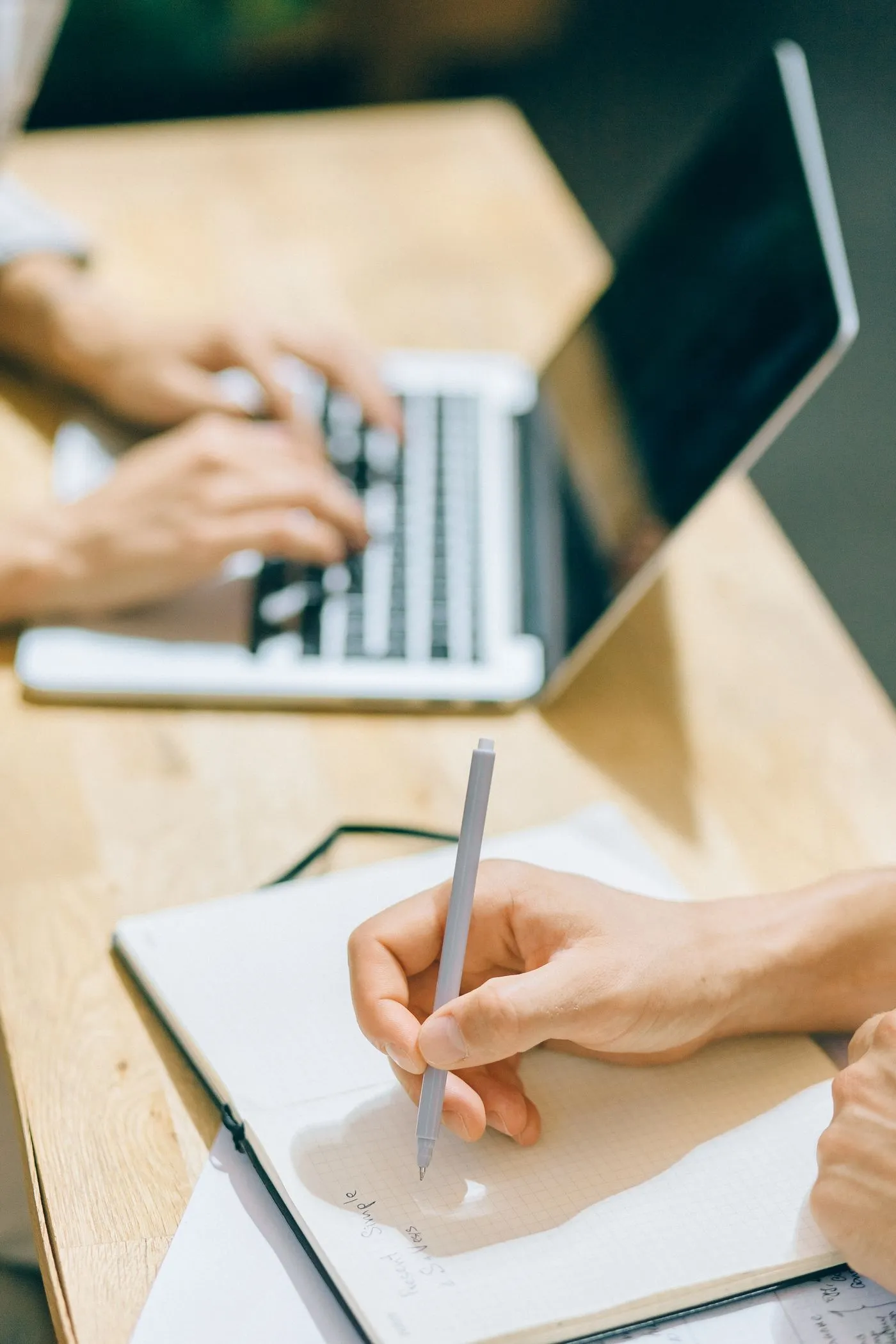 Prise de notes et travail sur ordinateur pour préparer une campagne