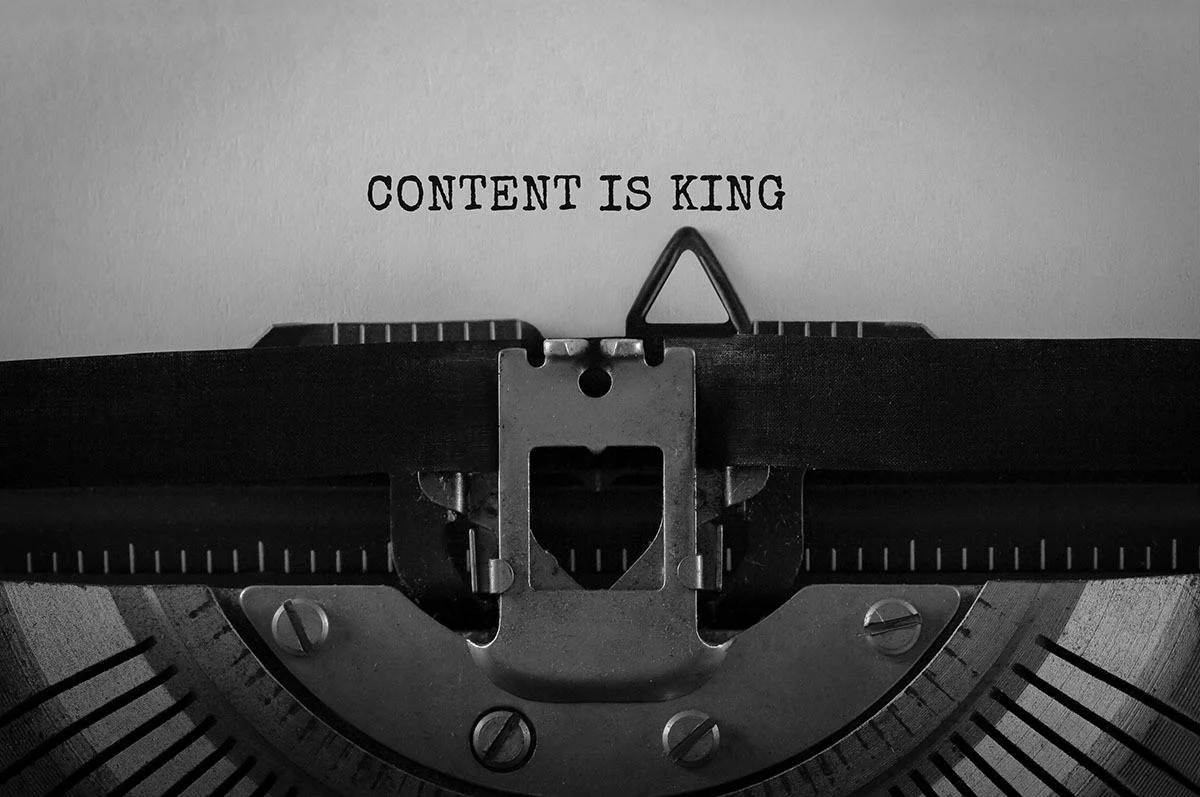 Le contenu "Deep Research" : pourquoi un article de 3 000 mots ultra-spécialisé bat 50 articles générés par IA ?