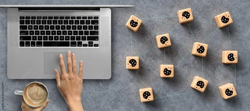 Ordinateur affichant une fenêtre de dialogue demandant le consentement de l’utilisateur pour l’utilisation des cookies sur un site web