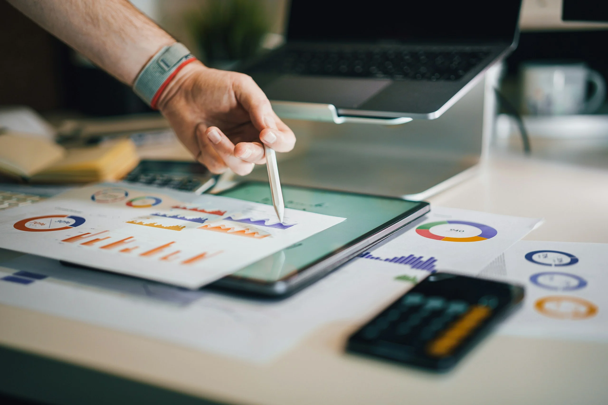 Blog ou pages services : où investir votre budget SEO en premier ?