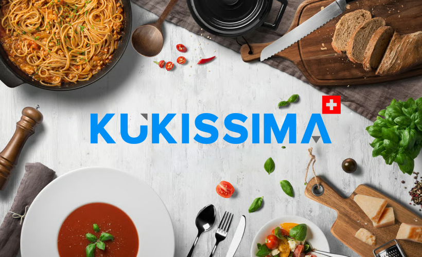 Identité Kukissima entourée de produits de cuisine et d’art de la table